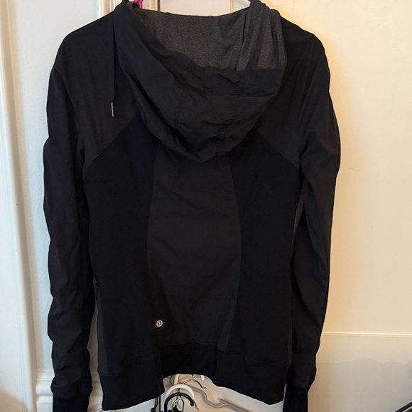 Lululemon Black/Grey reversal Jacket with Ruched Sleeves - Picture 4 of 4